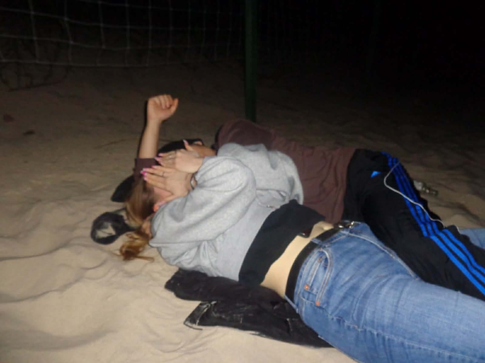 Wspólne zdjęcie na plaży nocą